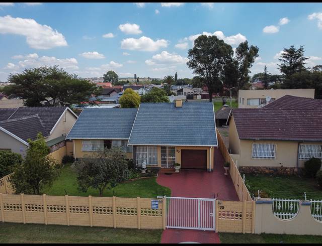3 BEDROOM FREEHOLD FOR SALE IN ROSEACRE